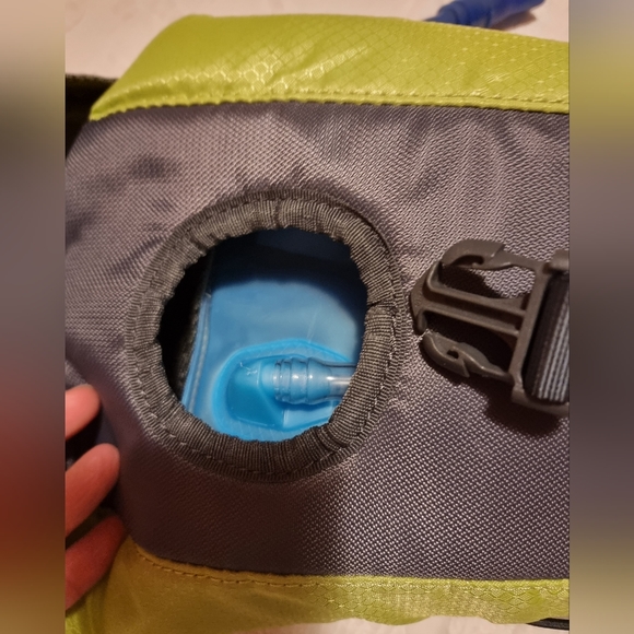 🩶Host Pick🩶Escape 2L hydration backpack hiking running - Picture 14 of 16